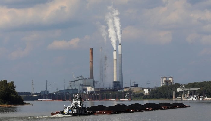 A tugboat pushes barges toward the Mill Creek Station power plant on the Ohio River in Louisville, Kentucky, U.S., September 15, 2017. - Reuters