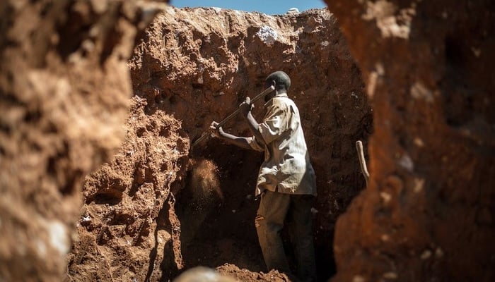 An artisanal miner works at Tilwizembe, a former industrial copper and cobalt mine, on the outskirts of Kolwezi, capital of Lualaba province in southern Democratic Republic of Congo, June 11, 2016. - Reuters