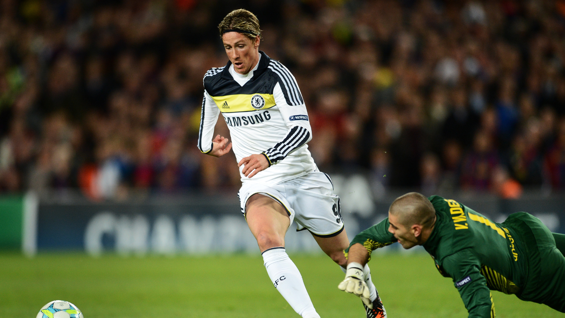 Fernando Torres (L) of Chelsea passes by goalkeeper Victor Valdes of Barcelona to score the equalizing goal during the second leg of the UEFA Champions League semi-final between FC Barcelona and Chelsea FC at the Camp Nou stadium on April 24, 2012 in Barcelona, ​​Spain.