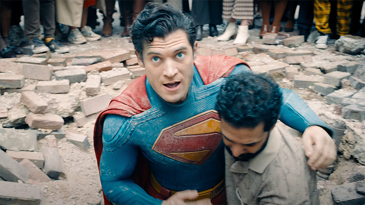 Superman is helped by a pedestrian in the 2025 Superman movie