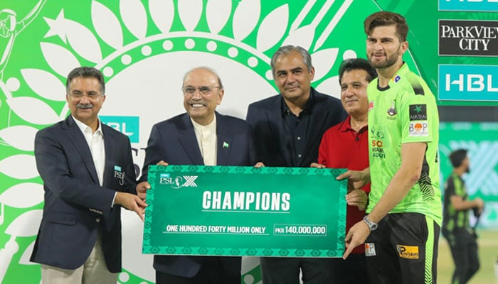 Lahore Qalandars captain Shaheen Afridi receives the champion's prize money after winning the Pakistan Super League 2026 at the Lahores Gaddafi Stadium on May 25, 2025. – PCB