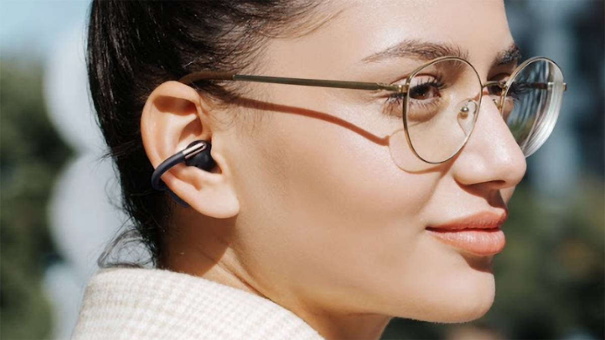 Soundpeats Clip1 worn in a woman's ear while outside