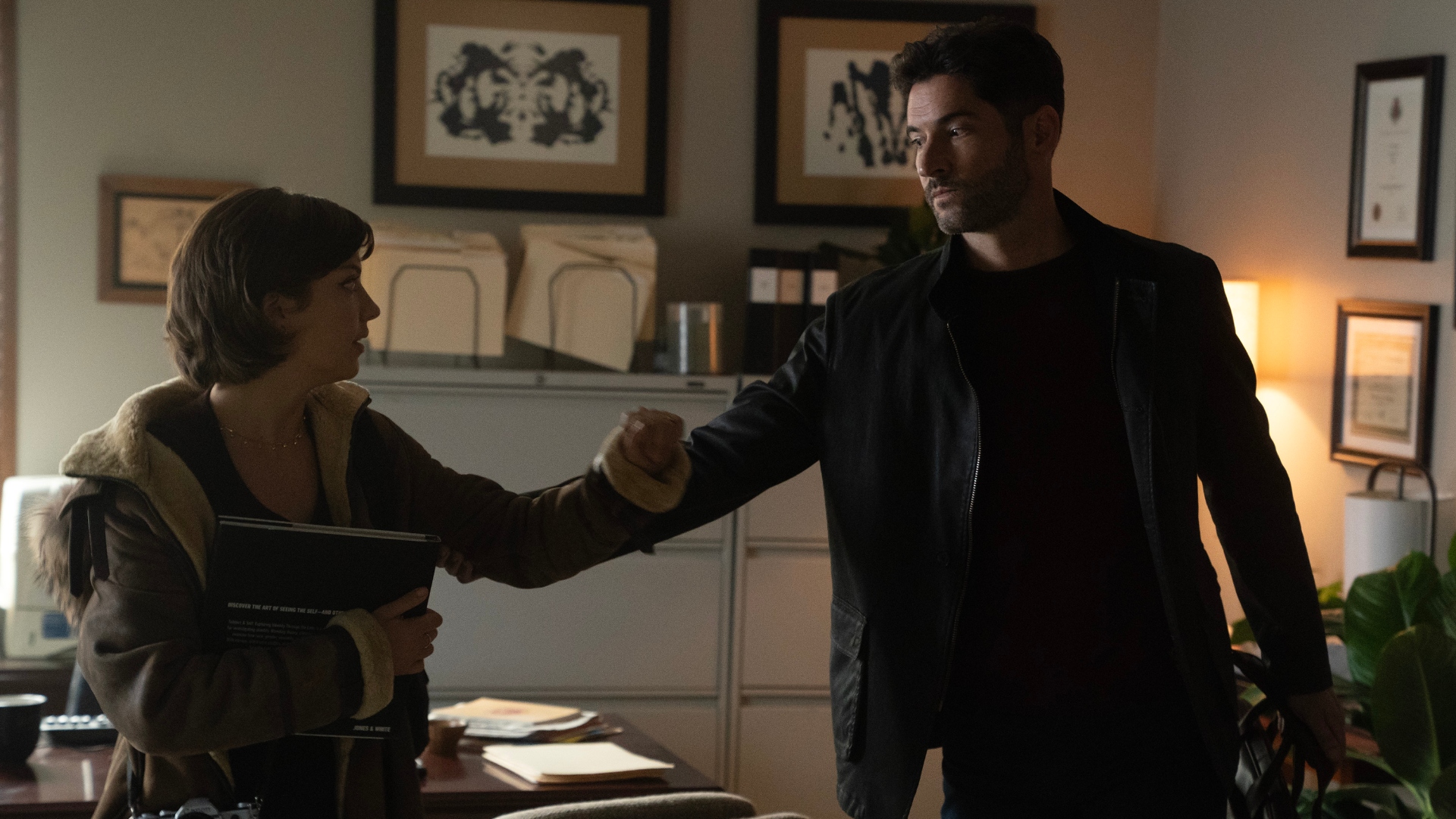 Oliver holds Bree's arm in Tell Me Lies season 3