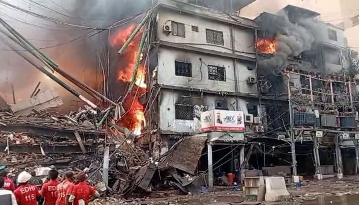 Rescuers are involved in relief operations to put out the fire at Gul Plaza shopping complex in Karachi on January 18, 2026. – PakGazette News