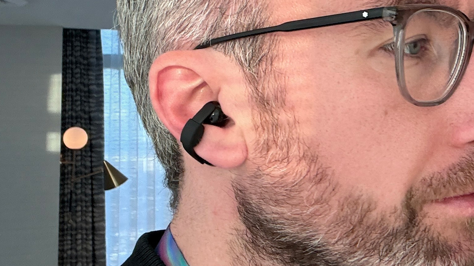 Sony LinkBuds Clip for use on a man's ear, including air cushion for a tighter fit