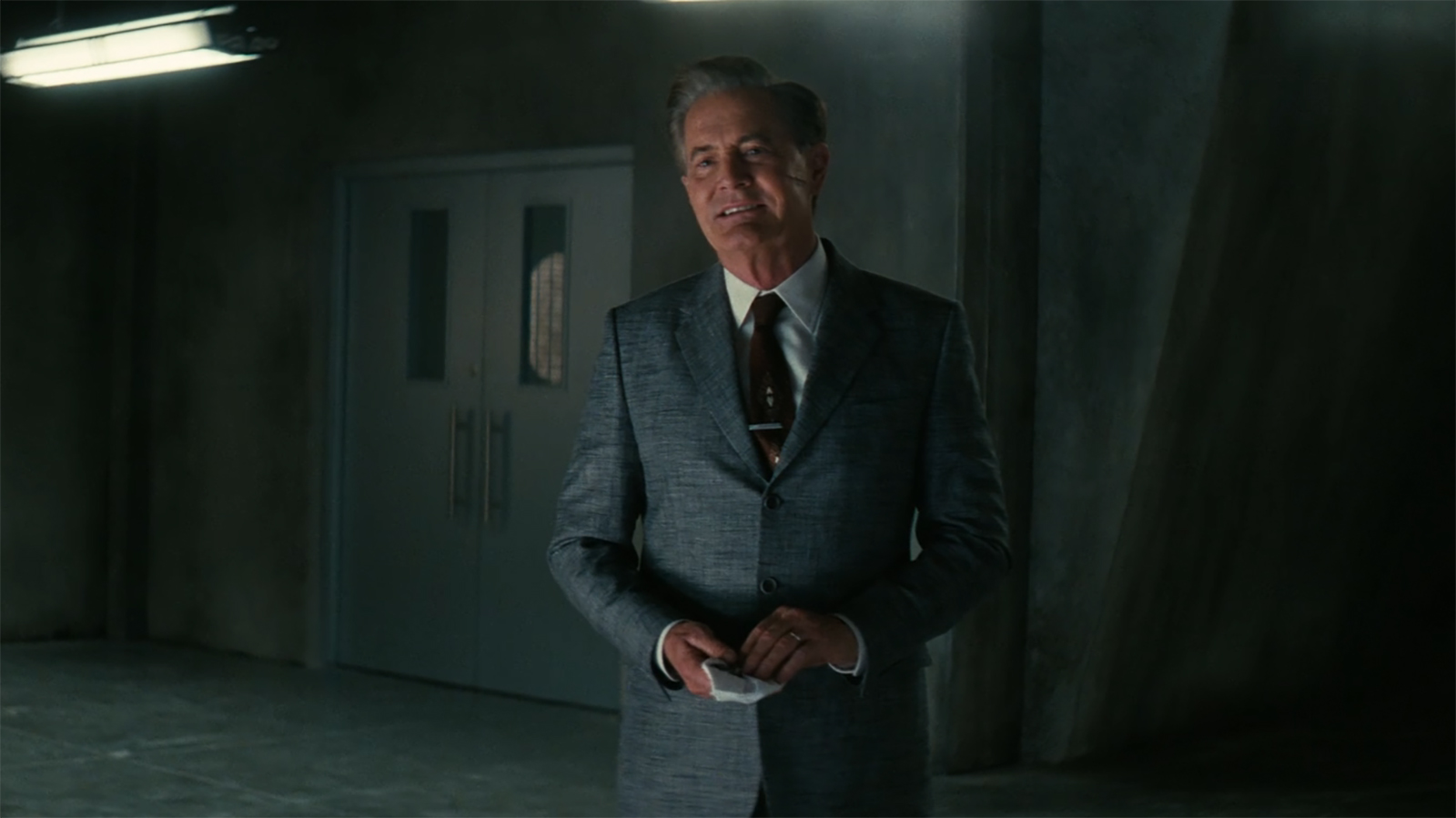 Hank holding a napkin and looking at Lucy off-screen in Fallout Season 2 Episode 8.