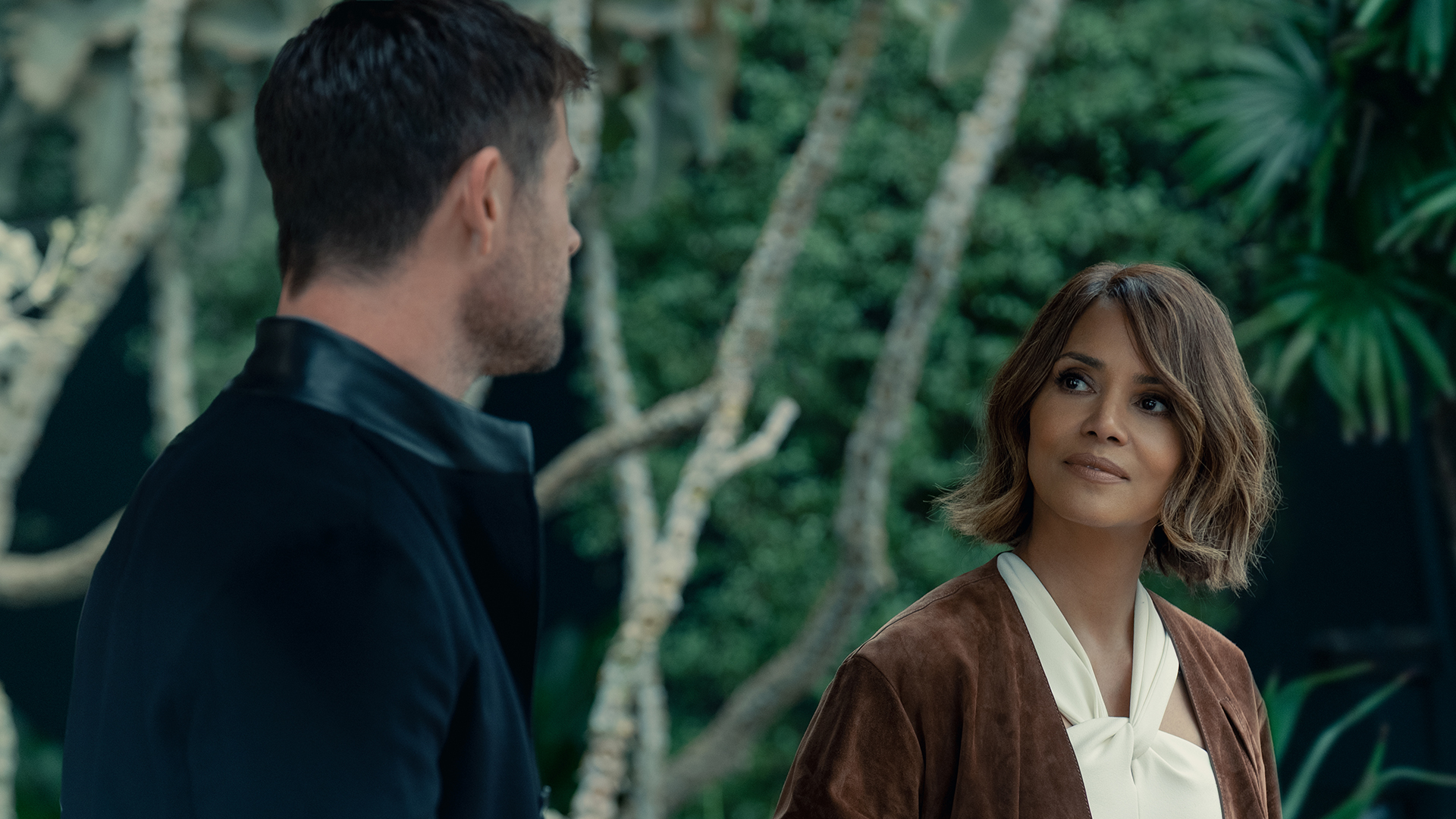 Davis and Sharon looking at each other on Crime 101