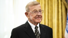 Legendary college football coach Lou Holtz dies at 89