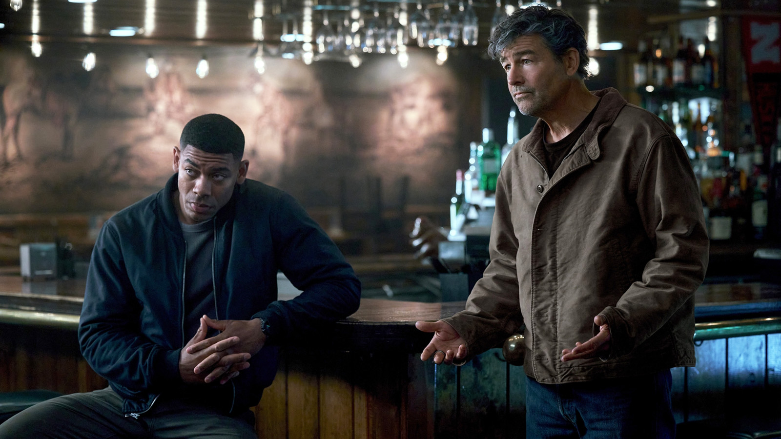 John Stewart sitting and Hal Jordan standing at a bar in Lanterns