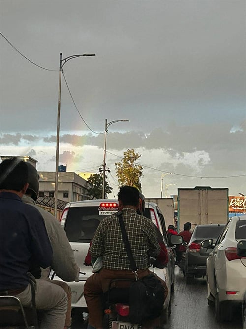 Shades of rainbow visible in the skies over Karachi after the city experienced heavy rain on April 2, 2026. – PakGazette.tv