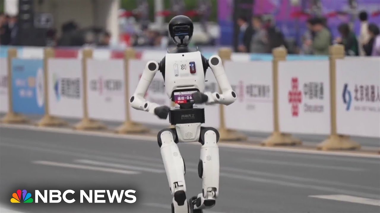 Humanoid robots compete with runners in the Beijing half marathon - YouTube