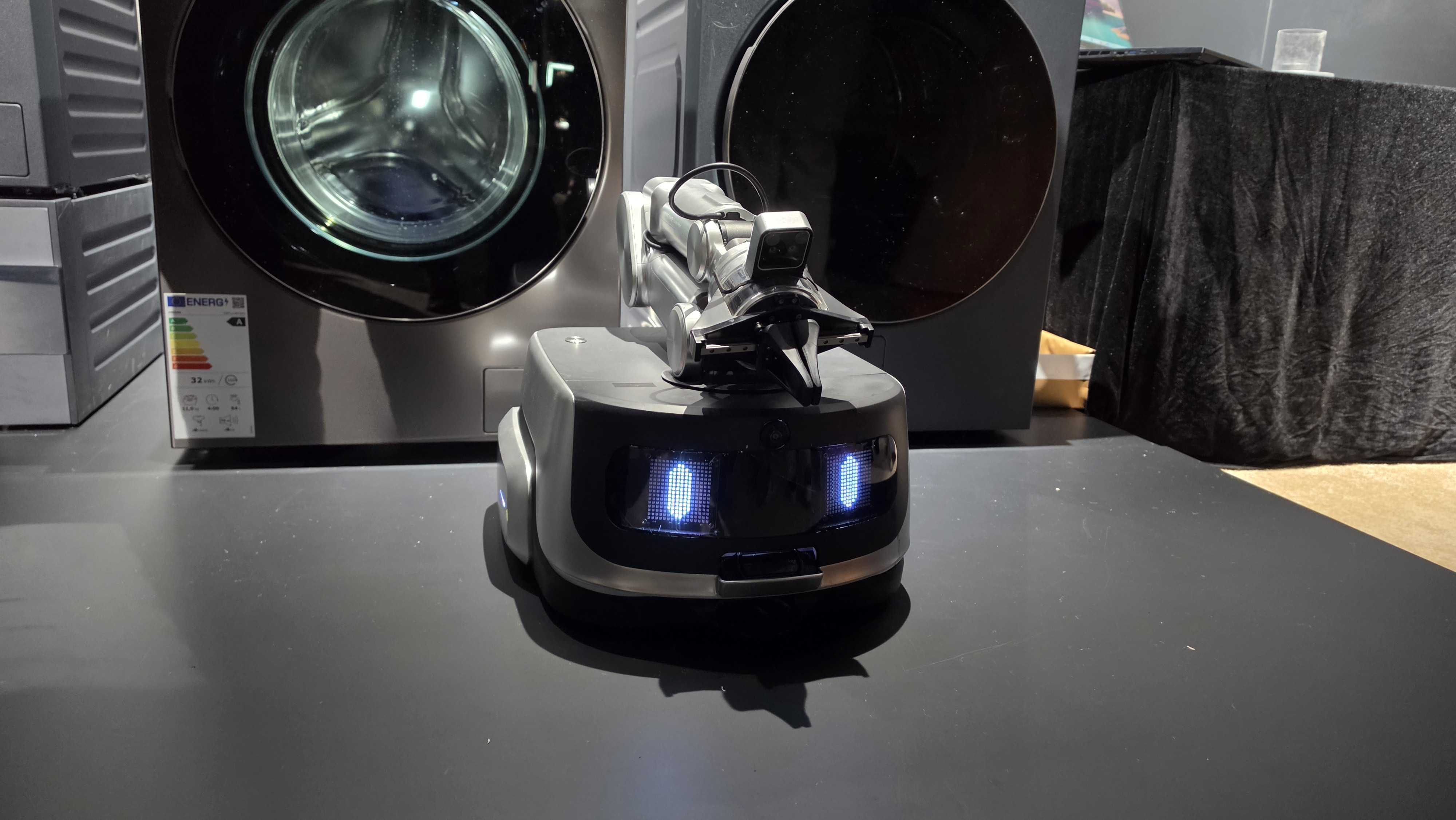 Dreame Z1 with his arm ready to grab some clothes