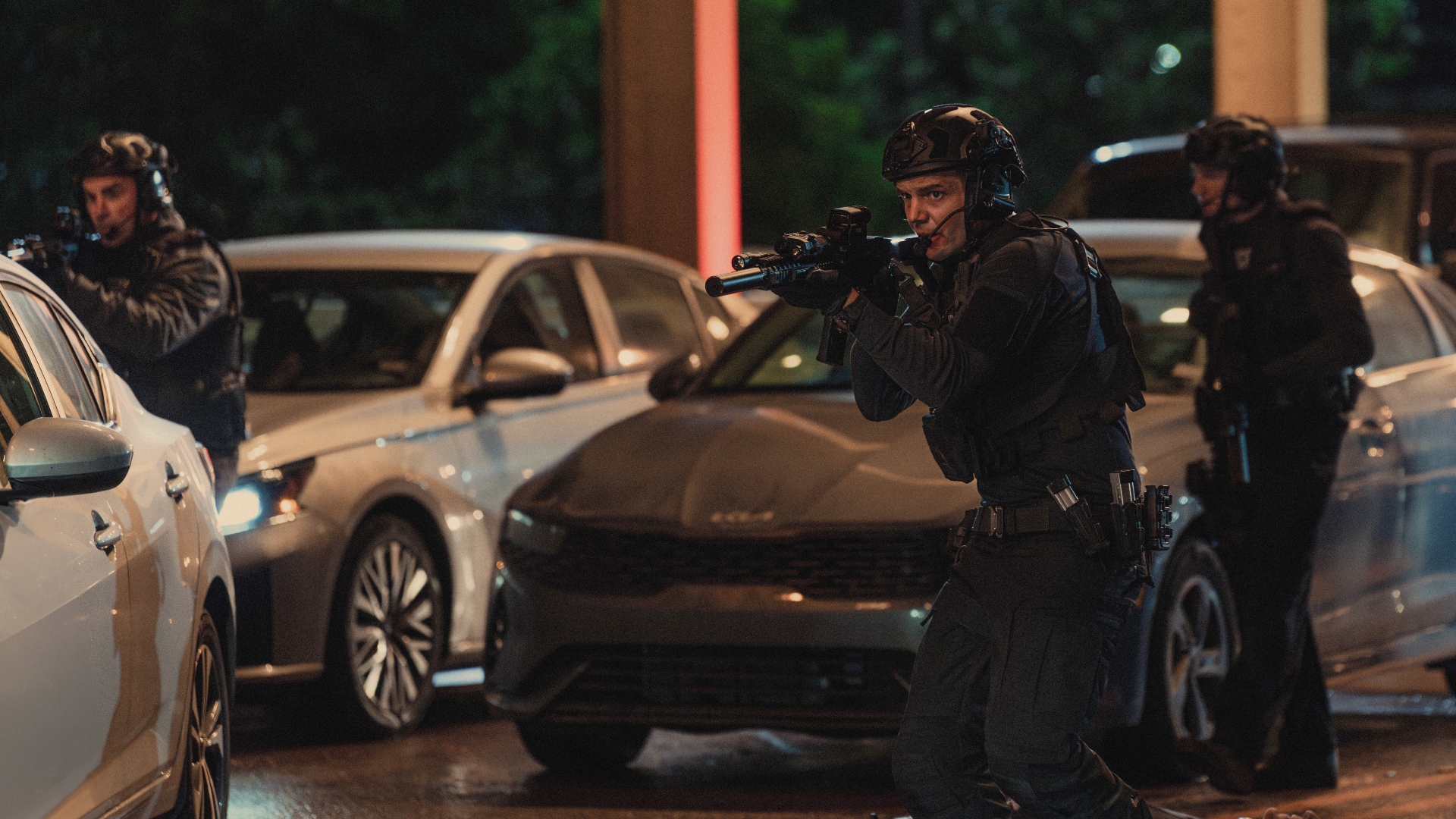 Kyle raises his gun at Kingstown City Hall