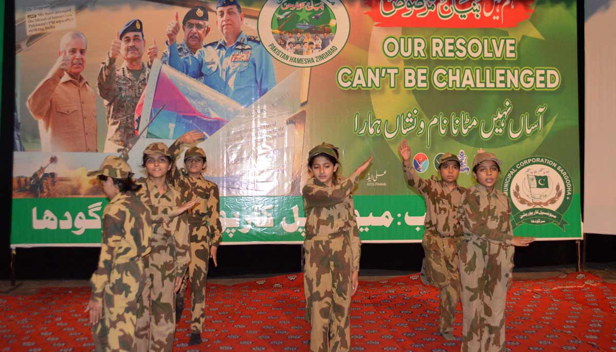 The students make a painting marking the completion of one year of the victory of Marka-e-Haq Bunyan-ul-Marsoos in the Arts Council of Sargodha. - APPLICATION
