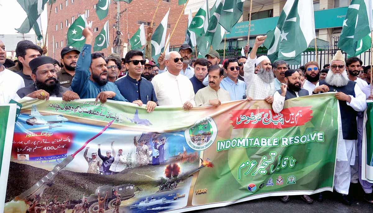 Sargodha Commissioner Hafiz Shoukat Ali leads a rally marking the completion of one year since Marka-e-Haq Bunyan-ul-Marsoos' victory in the Arts Council.— APP