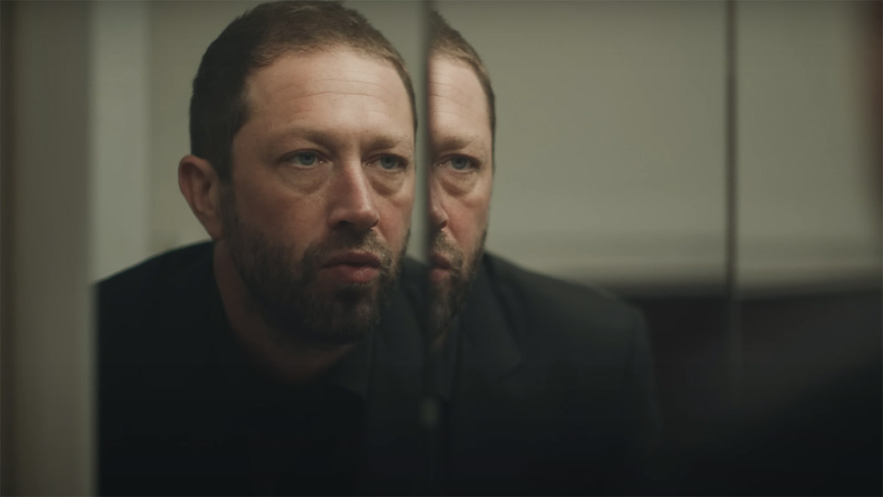 Richie looking in a mirror in season 4 of The Bear