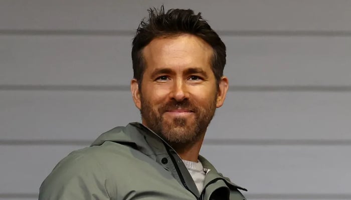 Ryan Reynolds said the impact was so strong that the driver's car stopped working.