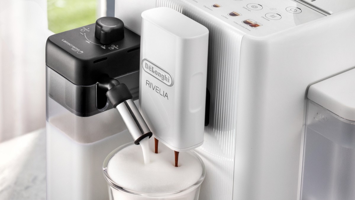 De'Longhi Rivelia Start coffee machine that dispenses coffee and milk